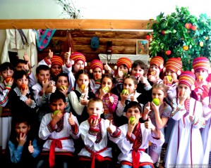 В «Путешествие к здоровью» отправились ученики московской школы, победившей в конкурсе Института отраслевого питания на самый большой фруктовый хруст