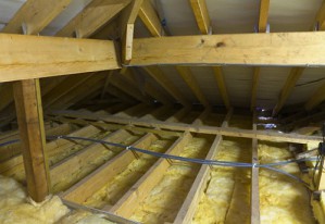 Как правильно утеплить потолок в деревянном доме