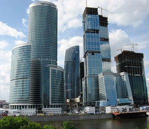 Продолжат ли строительство небоскребов в городе Москве, приостановленное из-за финансового кризиса