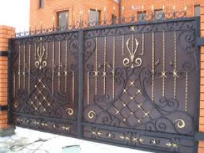Кованые заборы и ворота как способ оформления околодомового участка