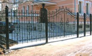 Кованые заборы и ворота как способ внешнего декора