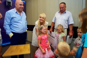 Иосиф Пригожин и Валерия вручили многодетной семье сертификат на миллион рублей