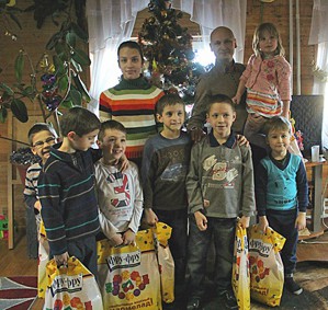 Компания «Сладкая сказка» подарила детям-сиротам 2225 новогодних подарков