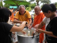 Добровольные священники помогают жертвам наводнения в Таиланде