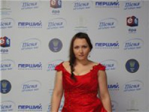 Скандальная поп-дива Елена Лав подала в суд на администрацию города