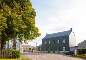 LR Arkhitects создали здание школы города Браво-Кондро в креативном цветовом решении 