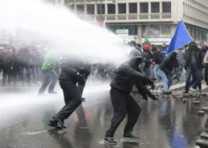 Бельгийские рабочие АрселорМиттал пошли на баррикады, протестуя против закрытия металлургических производств в Льеже.