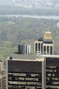 Солнечно-ветровые турбины на крыше высотного здания.